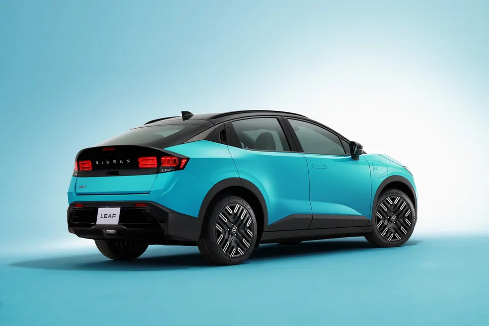 Nissan LEAF Engage 75 kWh — Traseira em três quartos