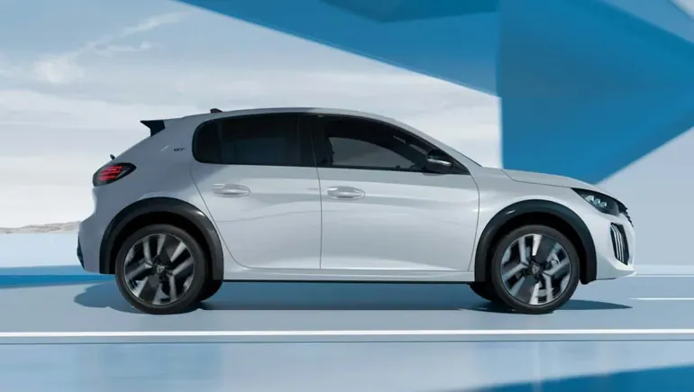 Peugeot E-208 GT Electric 156 · 51 kWh — Perfil lateral · hatchback citadino baixo