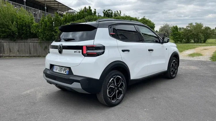 Citroën ë-C3 MAX 44 kWh — Traseira em três quartos · hatchback elevado
