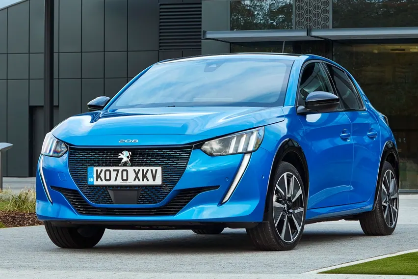 Peugeot E-208 GT Electric 156 · 51 kWh — Frente em երեք quartos · luzes em garra do facelift