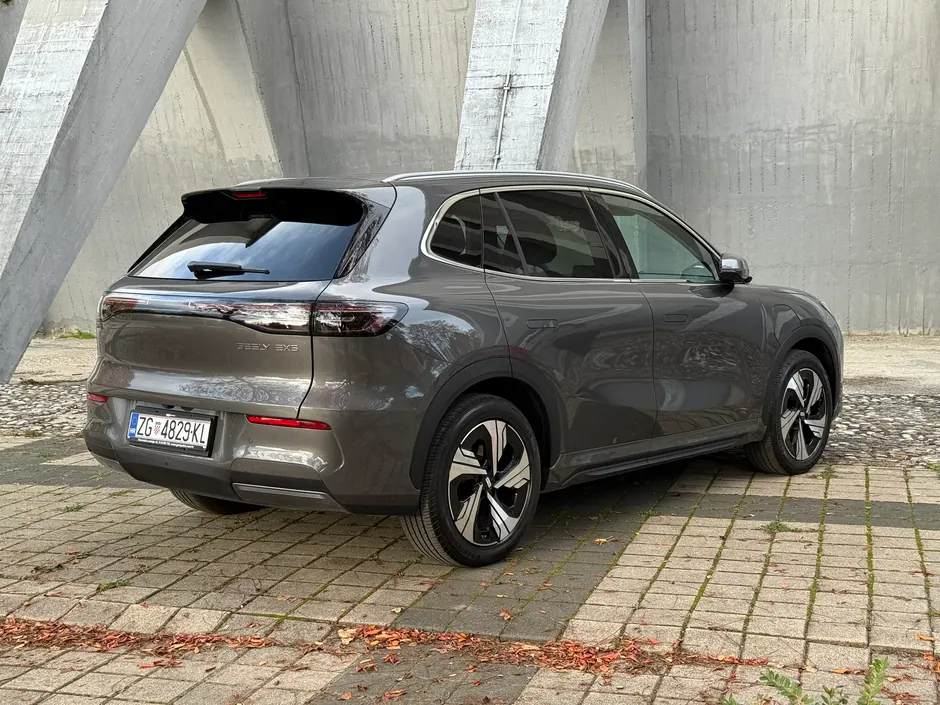 Geely E5 Max — Traseira em três quartos · Teto panorâmico Max