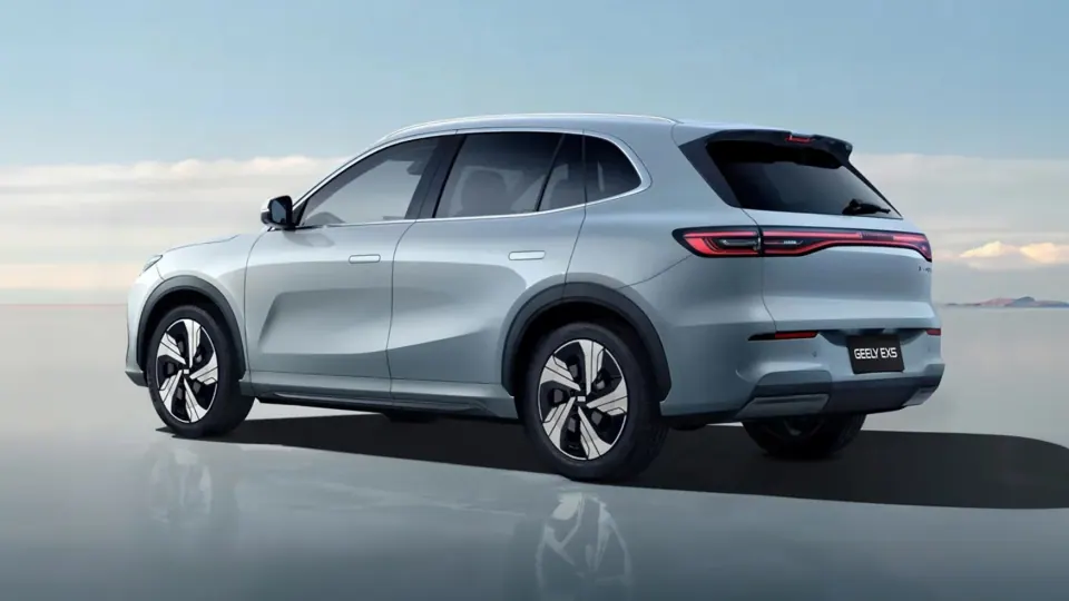 Geely E5 Pro — Três quartos traseiro