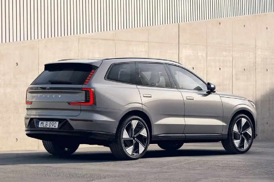 Volvo EX90 Twin Motor · 7 lugares — Três quartos traseiro · silhueta de sete lugares