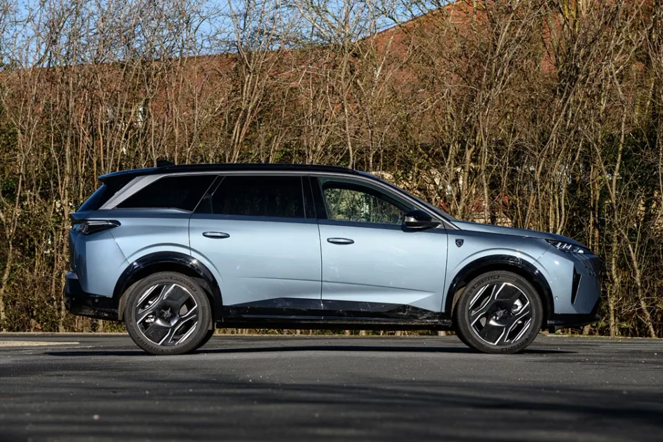 Peugeot E-5008 GT Long Range 97 kWh · 7 lugares — Perfil lateral · SUV familiar de 4,79 m