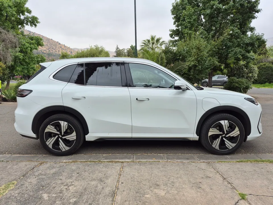 Geely E5 Max — Perfil lateral · Jantes Max de 19 polegadas