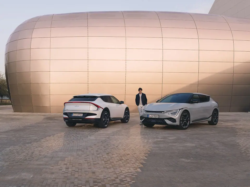 Kia EV6 Tech 84 kWh RWD — Três quartos dianteiro · imagem oficial do facelift europeu