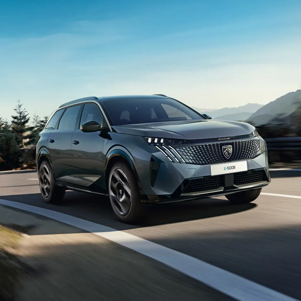 Peugeot E-5008 GT Long Range 97 kWh · 7 lugares — Três quartos dianteiro · topo de gama com sete lugares