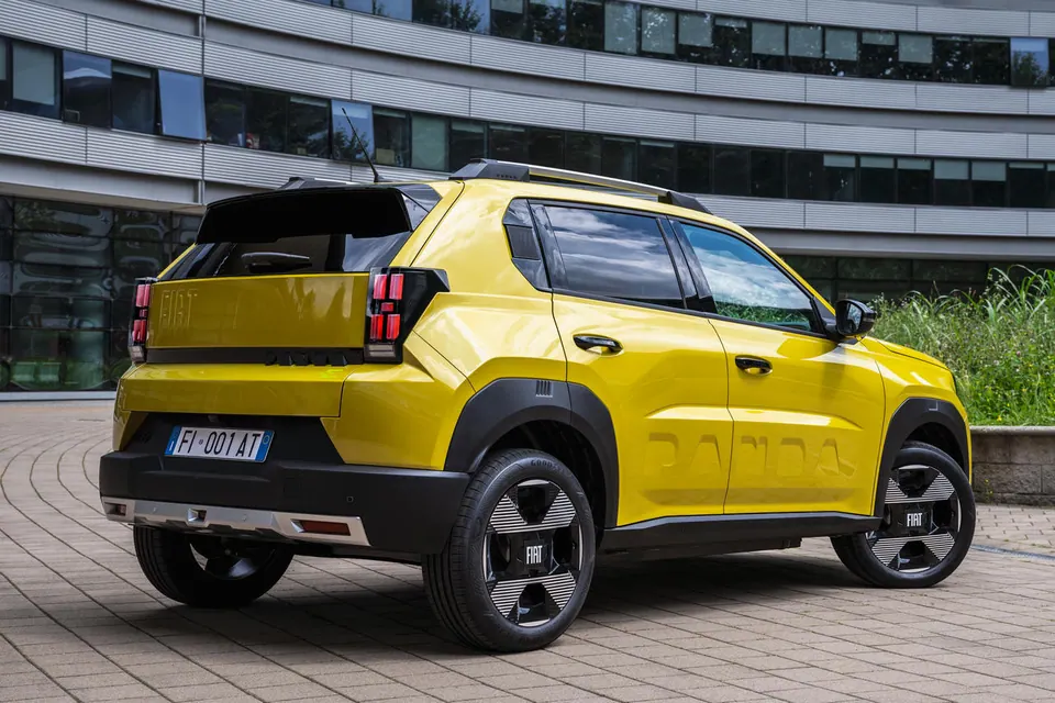 Fiat Grande Panda La Prima Electric 44 kWh — Três quartos traseiro · silhueta urbana quadrada