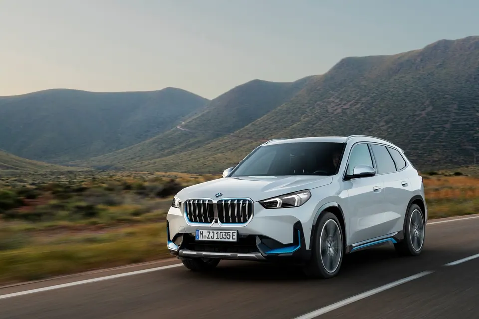 BMW iX1 eDrive20 M Sport Edition · 65,2 kWh — Perfil lateral · proporções compactas prémium