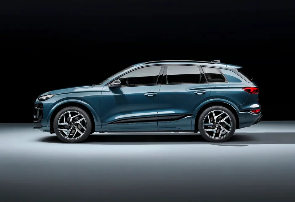 Audi Q6 e-tron quattro · 100 kWh — Perfil lateral · SUV premium de segmento médio