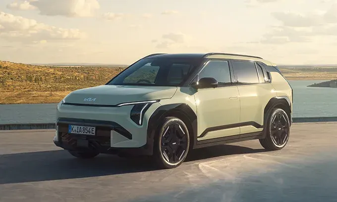 Kia EV3 Tech 81,4 kWh — Três quartos dianteiro · imagem oficial do modelo europeu