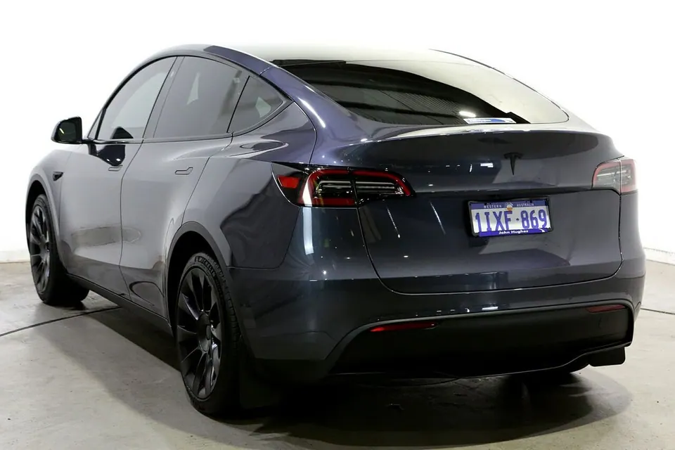 Tesla Model Y 2024 RWD Standard Range — Três quartos traseiro · faróis originais