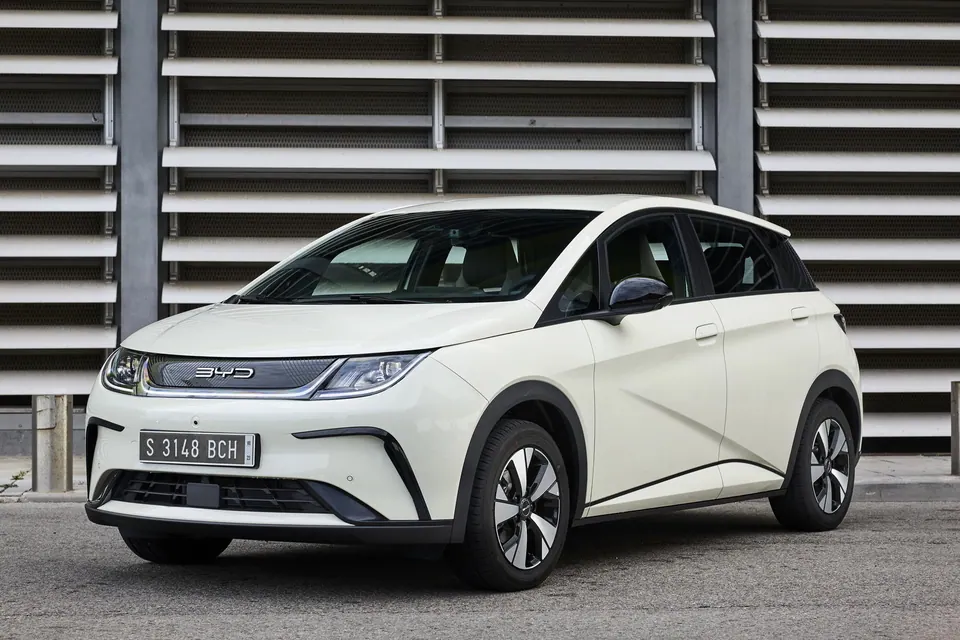 BYD DOLPHIN Comfort 60.4 kWh — Frente em três quartos · Comfort europeu