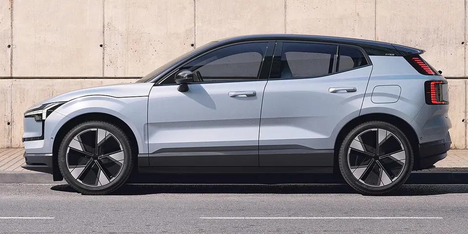 Volvo EX30 P5 Long Range Core · 69 kWh — Perfil lateral · dimensão urbana de 4,23 m