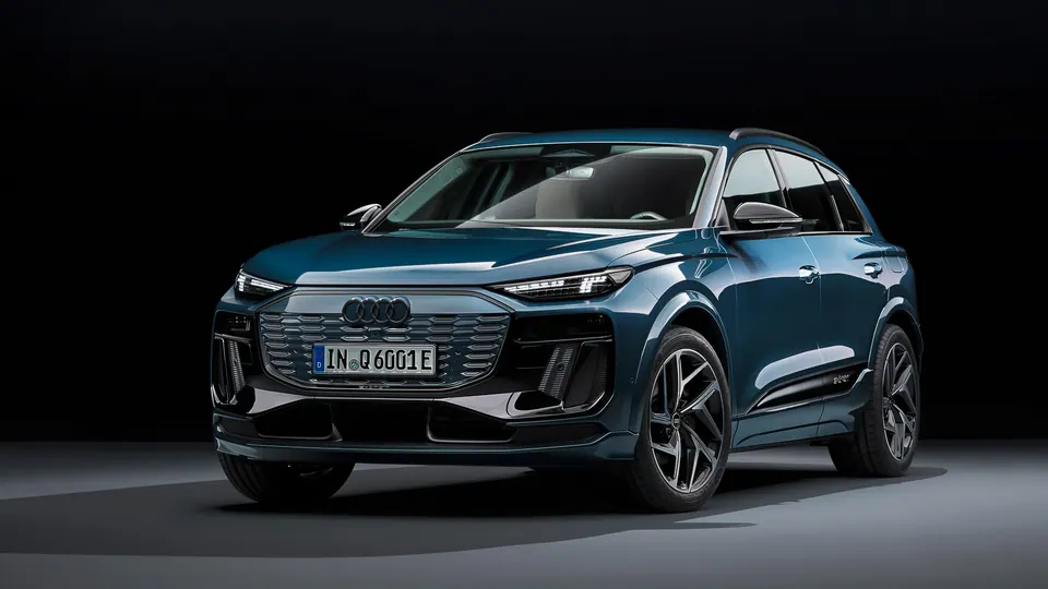 Audi Q6 e-tron quattro · 100 kWh — Três quartos dianteiro · proporções PPE