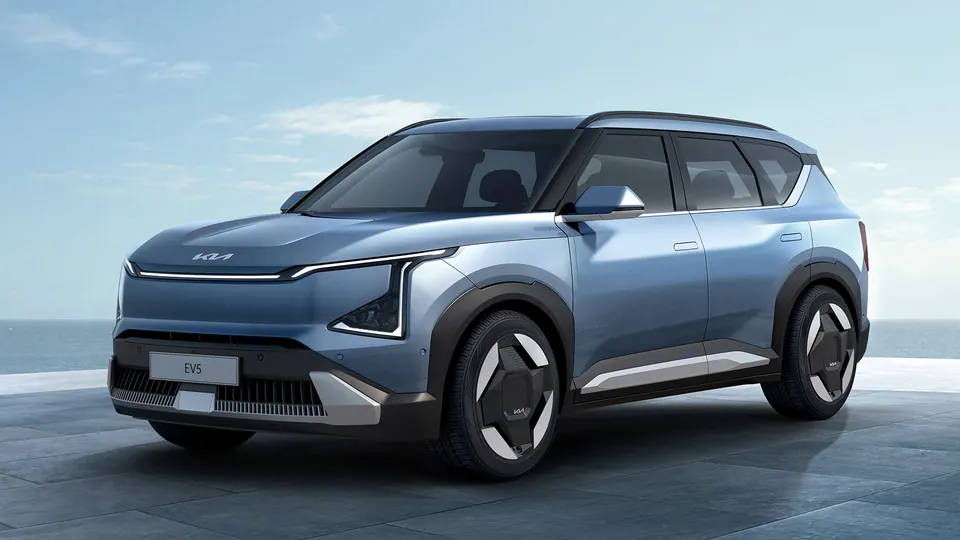 Kia EV5 Tech 81.4 kWh — Frente em três quartos