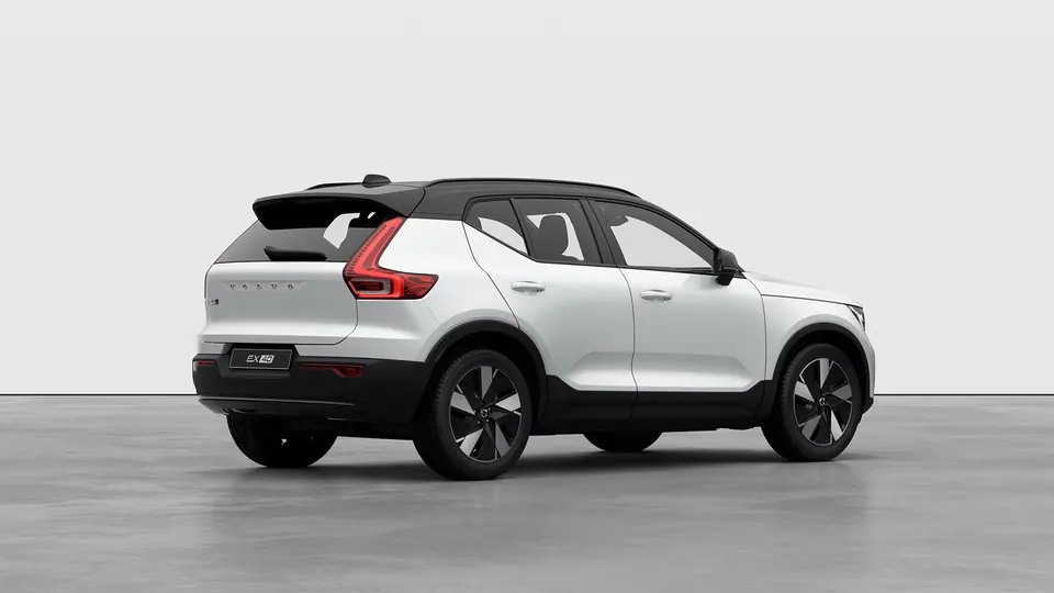 Volvo EX40 Essential Single Motor — Perspetiva traseira de três quartos