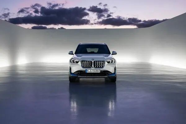 BMW iX1 eDrive20 M Sport Edition · 65,2 kWh — Vista dianteira · assinatura elétrica BMW