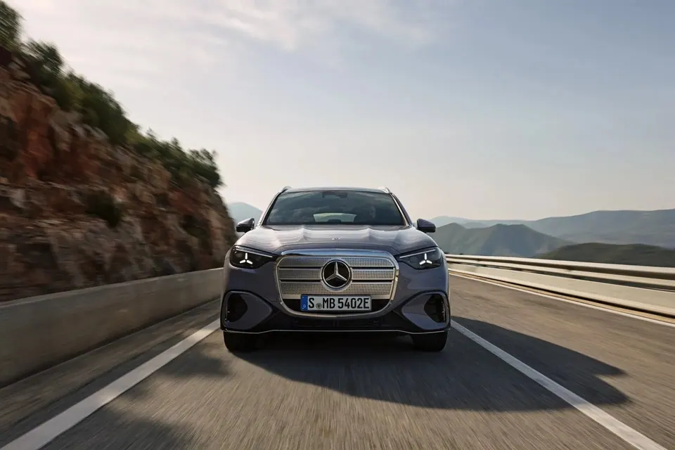 Mercedes-Benz GLC 400 4MATIC com EQ Technology — Três quartos dianteiro · GLC elétrico