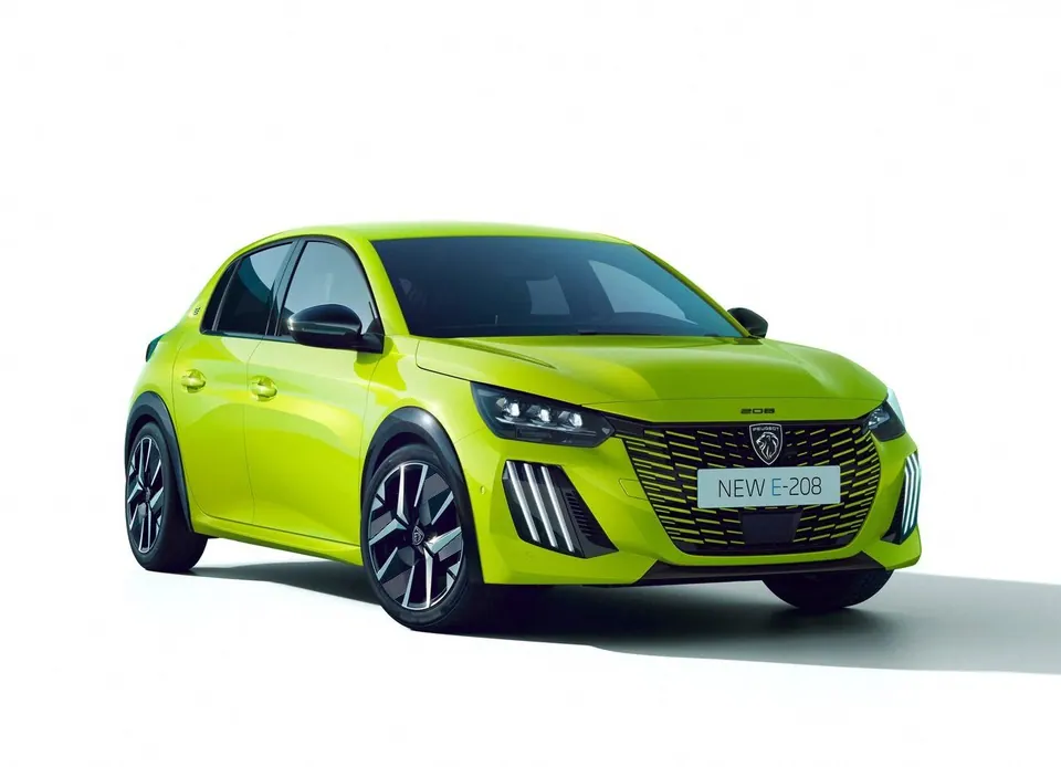 Peugeot E-208 GT Electric 156 · 51 kWh — Frente em três quartos · tratamento GT do facelift