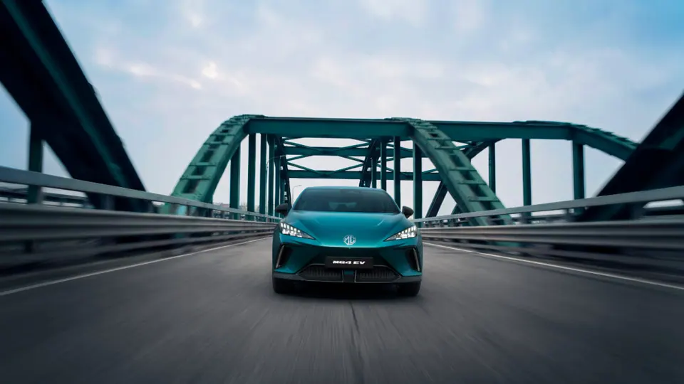 MG4 EV Premium 64 kWh · renovação de 2026 — Vista dianteira dinâmica · imagem de imprensa do fabricante