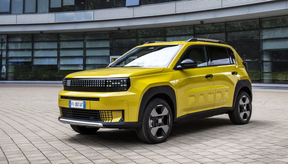 Fiat Grande Panda La Prima Electric 44 kWh — Três quartos dianteiro · assinatura luminosa pixelizada