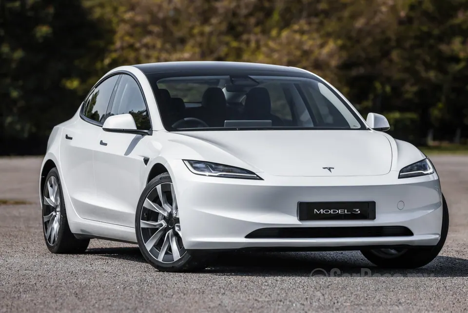 Tesla Model 3 Long Range RWD — Três quartos dianteiro · Highland
