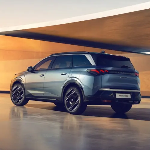 Peugeot E-5008 GT Long Range 97 kWh · 7 lugares — Três quartos traseiro · silhueta de carga com tejadilho longo