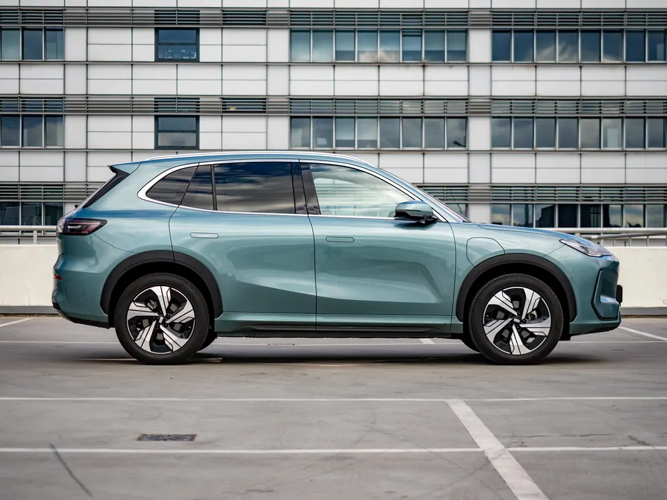 Geely E5 Pro — Perfil lateral