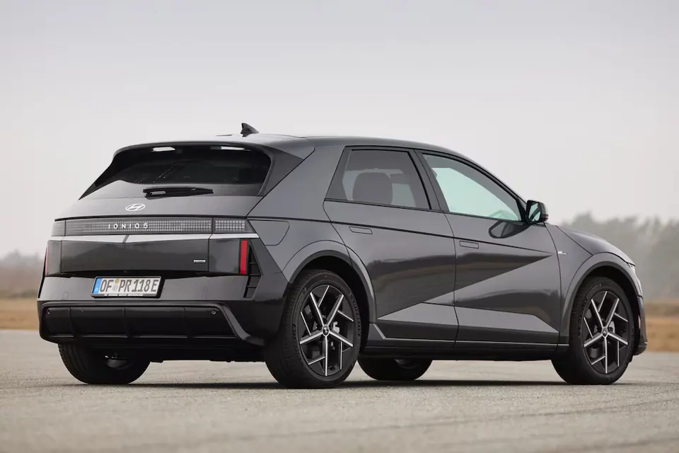 Hyundai IONIQ 5 Premium Plus 84 kWh — Três quartos traseiro · luzes pixel do facelift