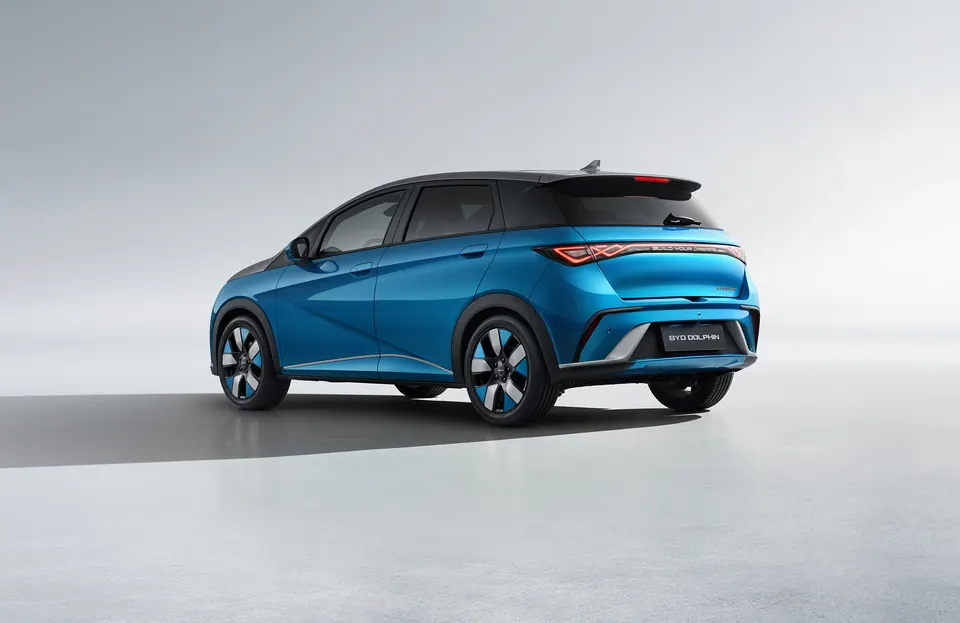 BYD DOLPHIN Comfort 60.4 kWh — Traseira em três quartos · imagem oficial de imprensa