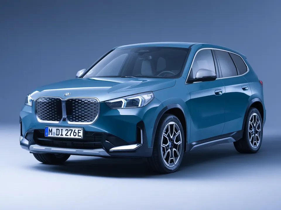 BMW iX1 eDrive20 M Sport Edition · 65,2 kWh — Três quartos dianteiro · tratamento M Sport