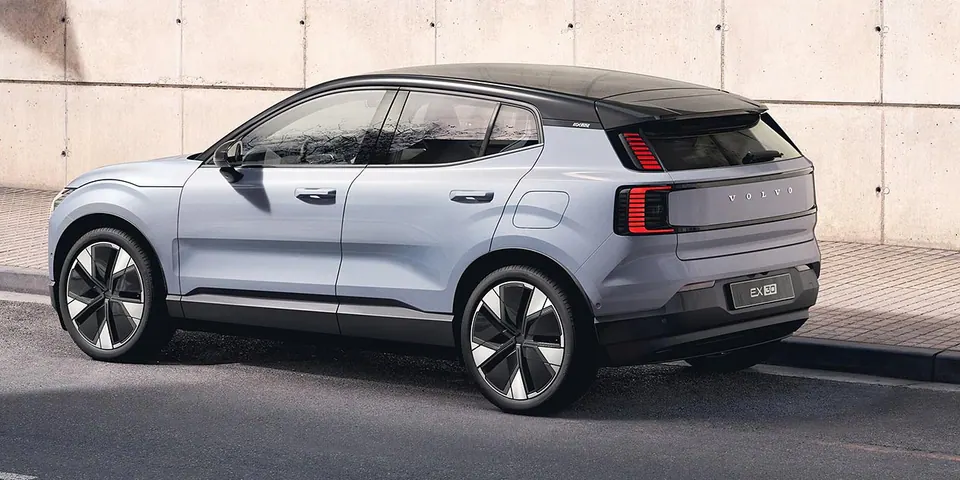 Volvo EX30 P5 Long Range Core · 69 kWh — Traseira em três quartos · design escandinavo