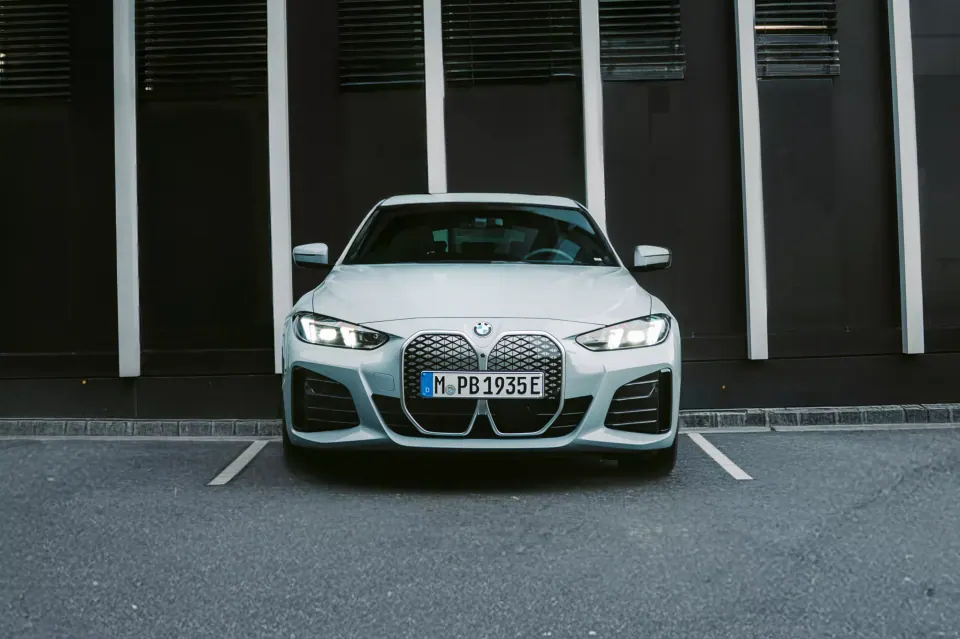 BMW i4 eDrive40 — Vista dianteira · ilustração do fabricante; o equipamento varia