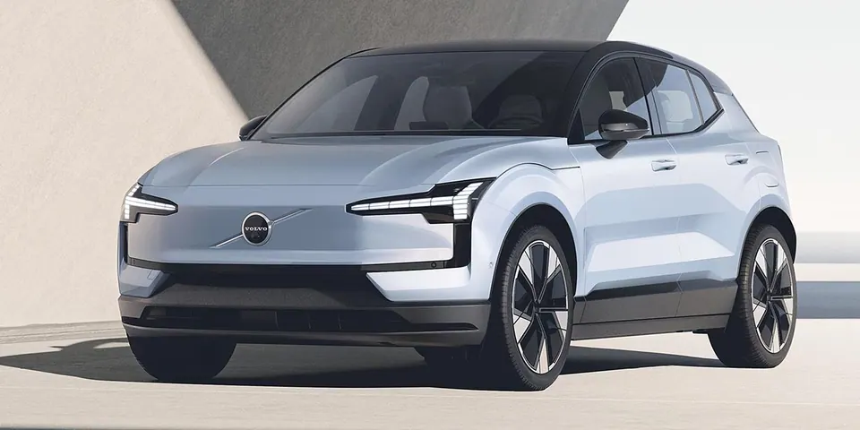 Volvo EX30 P5 Long Range Core · 69 kWh — Frente em três quartos · postura de SUV compacto