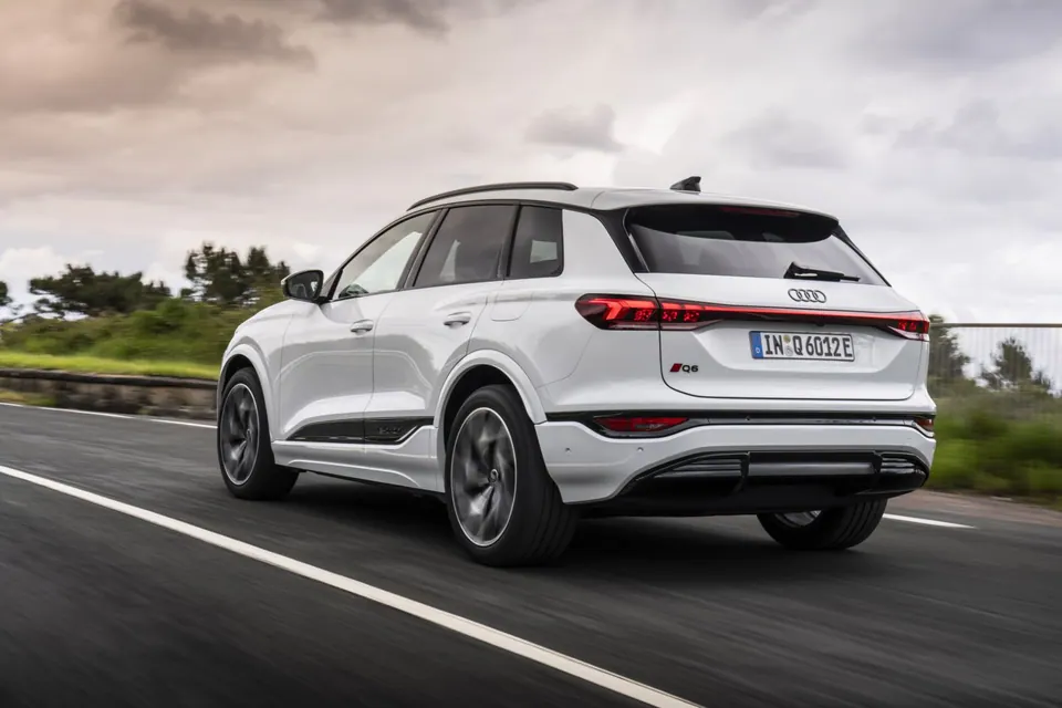 Audi Q6 e-tron quattro · 100 kWh — Três quartos traseiro · faróis OLED digitais