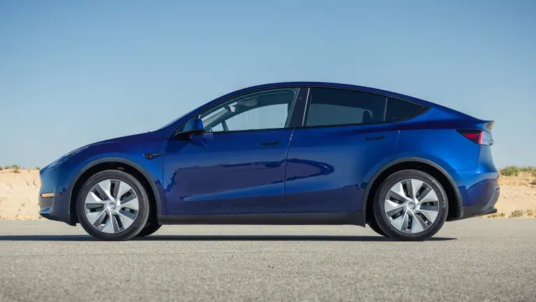 Tesla Model Y 2024 RWD Standard Range — Perfil lateral · Gemini de 19 polegadas
